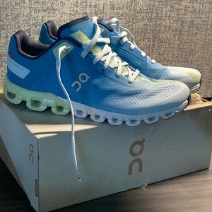Women’s Cloud Flow Size 8 Brand New .
